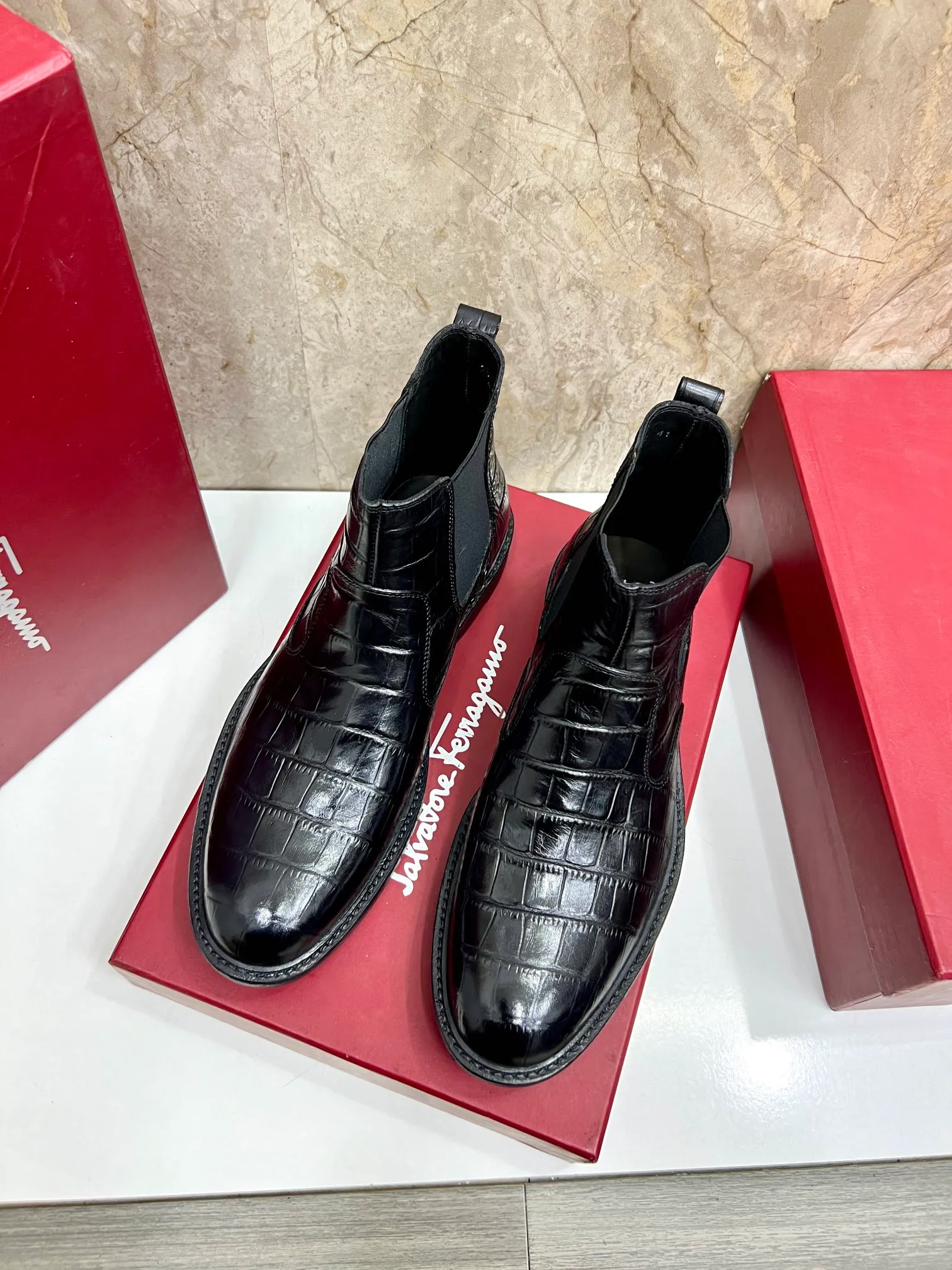 Original order quality: Men's shoes 💰700 Brand: Ferragamo (Ferragamo) One size larger: Men's size 38-44 (45 customized) Grade: Same style as the official website High-end men's shoes Material: Original cowhide, cowhide lining, original outsole Style category: Chelsea men's boots Fashion trend Color: Actual picture